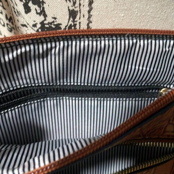 NWOT Small crossbody embossed leaf pattern, front zippered pocket, fringe pulls - Picture 5 of 10